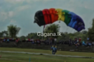 කන්දකින් ගුවන් ගත වූ තරුණයෙක් පැරිෂුටයක් සමග කුඹුරකට වැටෙයි...