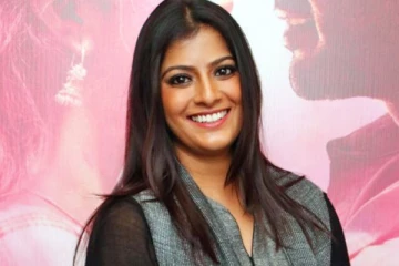 மேக்கப் மேனுக்கு கார் வாங்கி பரிசளித்த நடிகை வரலட்சுமி.. இணையத்தில் வைரல்