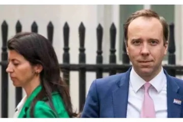 தோழிக்கு கொடுத்த மருத்துவ முத்தம் பறிபோன  அமைச்சர் பதவி.. எங்கு தெரியுமா?