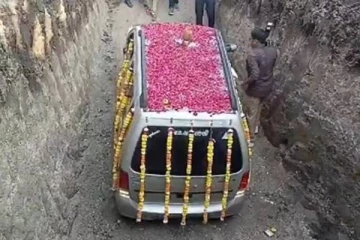 ஆசையாக வாங்கிய காருக்கு ரூ.4 லட்சம் செலவு செய்து நல்லடக்கம் செய்த உரிமையாளர்