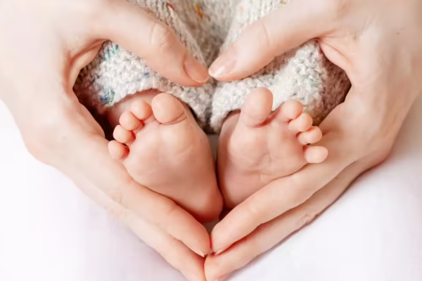 மைதான கழிப்பறையில் பிரசவம் ; கர்ப்பம் என்பது தெரியாமலேயே குழந்தை பெற்றெடுத்த இளம் பெண் | Young Woman Unaware Of Her Pregnancy