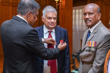 பொப்பி மலர் தினத்தை முன்னிட்டு ஜனாதிபதிக்கு பொப்பி மலர் அணிவிப்பு