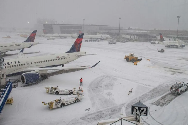 அமெரிக்காவில் கடும் பனிப்புயல் - லட்சக்கணக்கான வீடுகளில் மின்சாரம் தடை | Us Winter Snowstorm Triggers Flight Cancellations அமெரிக்காவில் கடும் பனிப்புயல் - லட்சக்கணக்கான வீடுகளில் மின்சாரம் தடை | Us Winter Snowstorm Triggers Flight Cancellations