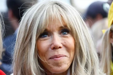 முன்னாள் ஆசிரியையான பிரான்ஸ் ஜனாதிபதியின் மனைவி பள்ளி சீருடைகள் குறித்து தெரிவித்துள்ள கருத்து