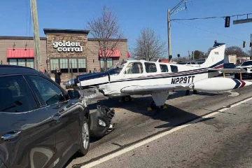 அமெரிக்காவில் திடீர் விமான விபத்து ; வீதியின் நடுவே அவசரமாகத் தரையிறங்கிய விமானம்