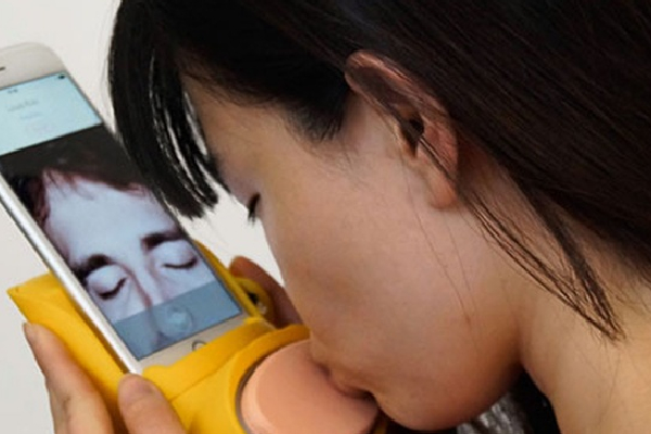 இது புதிய முத்தம் : காதலர்களுக்காக வந்தாச்சு Remote Kissing Device | Kissing Device For Long Distance Lovers இது புதிய முத்தம் : காதலர்களுக்காக வந்தாச்சு Remote Kissing Device | Kissing Device For Long Distance Lovers