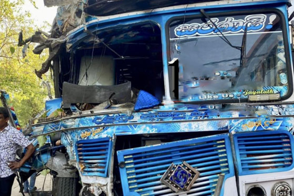 மரத்தின் மீது பேருந்து மோதி விபத்து ; பயணிகளின் நிலை என்ன? | Bus Crashes Into Tree Moratuwa