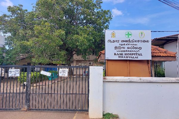 மாணவர்களை தாக்கிய ஆசிரியருக்கு நேர்ந்த நிலை! | What Happened To The Teacher The Students