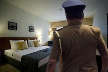 விடுதிக்கு பெண்ணுடன் வந்தவர் மர்மமாக உயிரிழப்பு