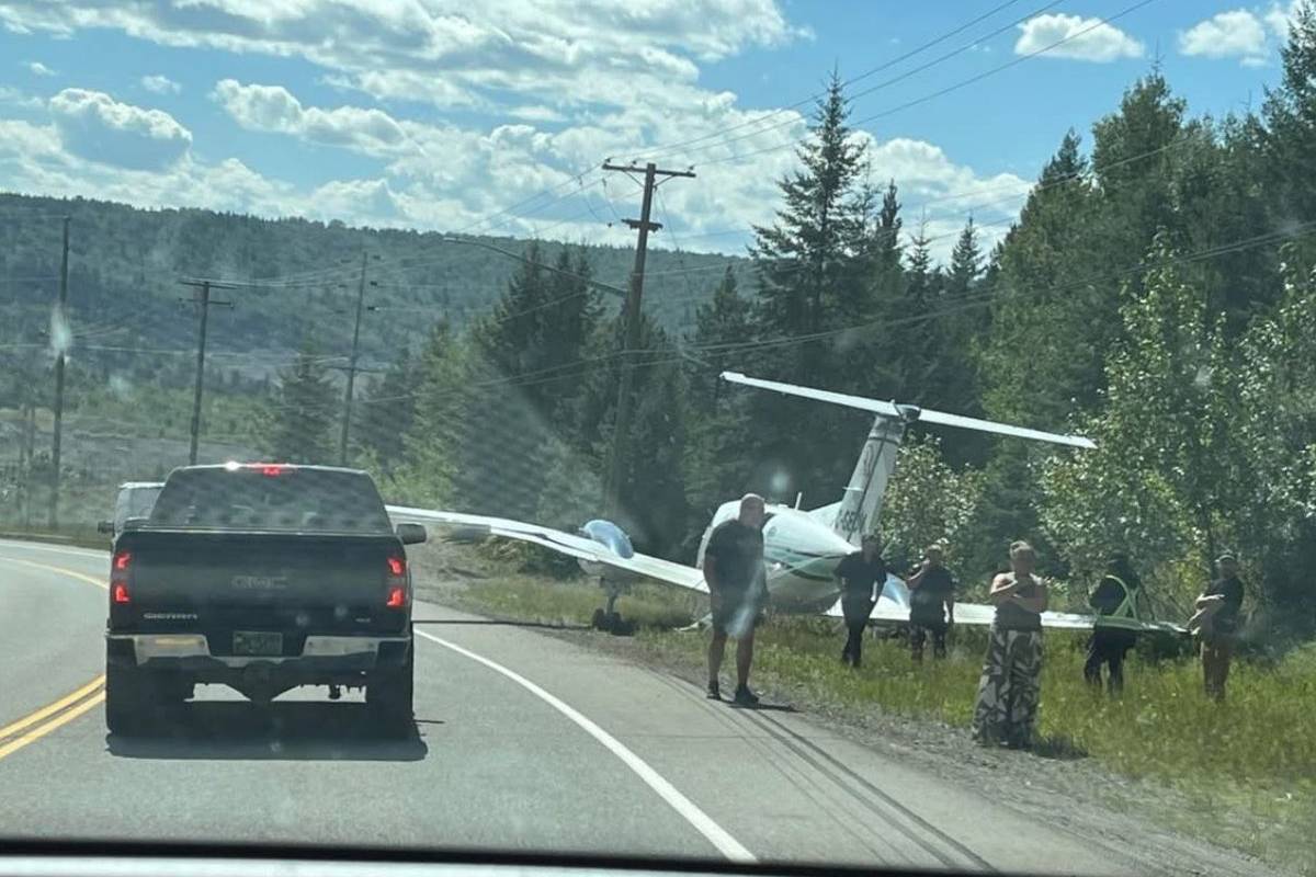 கனடாவில் கார் மீது மோதிய விமானம்: ஒருவர் பலி | One Dies By Plane Hit Car In Canada Road