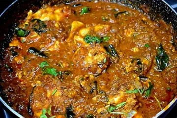 உடைத்து ஊற்றிய முட்டை குழம்பு... ருசியாக செய்வது எப்படி?