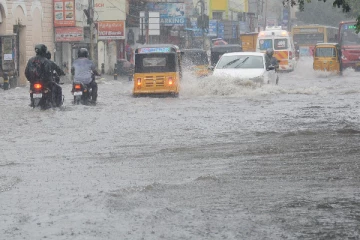 சென்னையில் கொட்டித்தீர்க்கும் மழை; நேரத்துடன் வீடு செல்ல மக்களுக்கு அறிவுறுத்து
