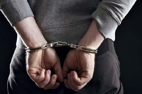 இளவயது ஆசிரியைக்கு பலவந்தமாக முத்தமிட்ட பாடசாலை அதிபர் கைது | 60 The Principal Gave A Kiss To The 23 Teacher