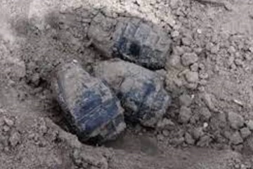 කවුරුත් පුදුම කරමින් වැසිකිලි වලකින් මතුවූ දේ