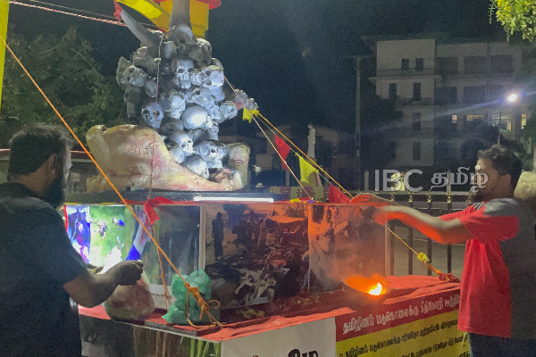 தமிழின அழிப்புக்கு நீதி கோரும் ஊர்தி பவனி - மன்னாரில் மக்கள் அஞ்சலி! | Mullivaikkal Remembrance Day Travelling In Mannar