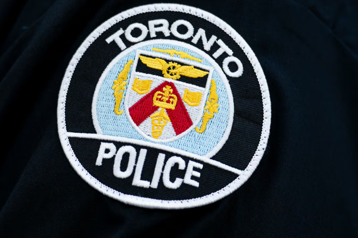 பொலிஸ் ரோந்து வாகனம் மீது மோதிய கார் — இரு அதிகாரிகள் காயம்! | Two Toronto Police Officers Injured