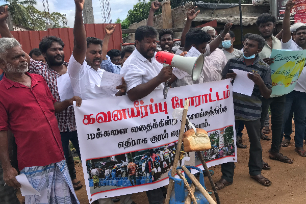 பொருட்களின் விலை ஏற்றத்தினை கண்டித்து கடை அடைப்பும்,ஆர்பாட்டமும்!! வவுனியா - ஐபிசி தமிழ்