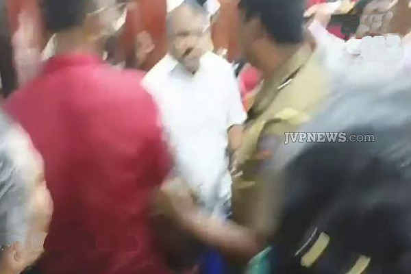 யாழ் மாவட்டச் செயலக அமைச்சரின் கூட்டத்தில் அதிரடியாக நுளைந்த மக்கள் (Photos) | Tension Front Of The Jaffna District Secretariat