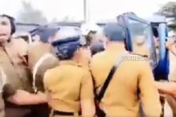 பெண் பொலிஸ் அதிகாரியின் கழுத்தை பிடித்து தள்ளிய உயர் அதிகாரி! | Senior Officer Grabbed Neck Of The Female Police