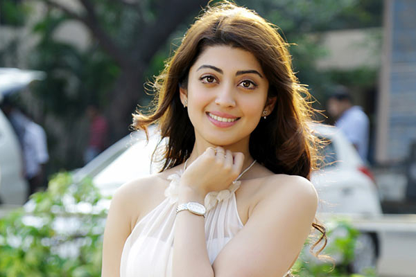 நீச்சல்குள வீடியோவை வெளியிட்ட கார்த்தி பட நடிகை.. திருமணமான பிறகும் இப்படி ஒரு செயலா? | Pranitha Subhas Latest Glamour Video