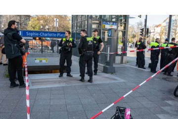 ஜேர்மன் தலைநகரில் கத்திக்குத்து தாக்குதல் நிகழ்த்திய புலம்பெயர்ந்தோர் உயிரிழப்பு