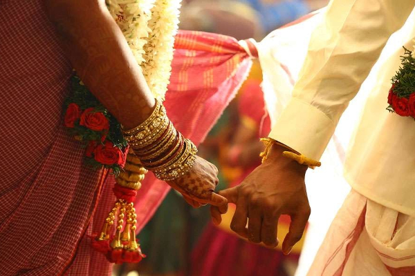 காதலித்த குற்றம்-ஆயுள் தண்டனை.. நண்பன் கல்யாணத்திற்காக அடித்த பேனர் வைரல்! | Youths Put Up A Strange Plug For A Friends Wedding