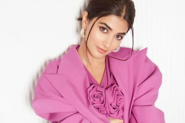 பூஜா ஹெக்டே வித்தியாசமான உடையில் அழகிய போட்டோஷூட்