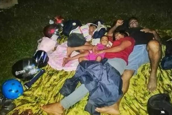 திருமண பந்தத்தில் இணைந்த கையோடு போராட்டத்தில் ஈடுபட்ட தம்பதி! | Sri Lanka Protest Newlywed Couple Gohomegota திருமண பந்தத்தில் இணைந்த கையோடு போராட்டத்தில் ஈடுபட்ட தம்பதி! | Sri Lanka Protest Newlywed Couple Gohomegota