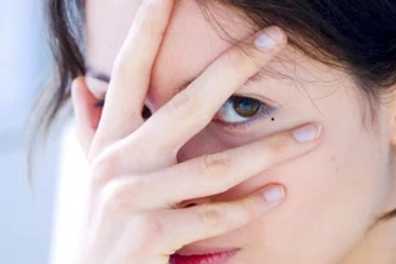 கண்களில் மச்சம்  இருந்தால் அதிர்ஷ்டமா? மச்சசாஸ்திரம் சொல்வது என்ன?