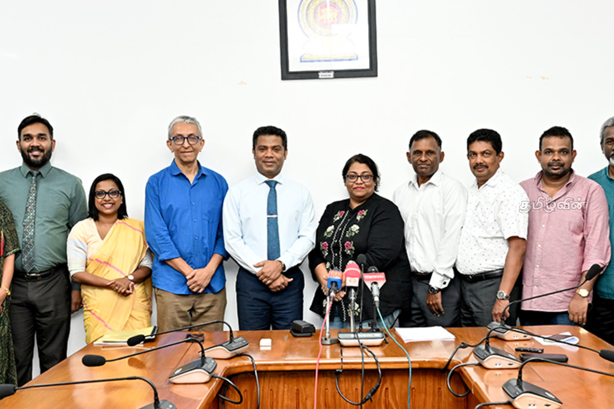 புதிய தேசிய ஊடகக் கொள்கை வரைவு அமைச்சரிடம் நேரடியாகக் கையளிப்பு! | New National Media Policy Draft Directly Submitted புதிய தேசிய ஊடகக் கொள்கை வரைவு அமைச்சரிடம் நேரடியாகக் கையளிப்பு! | New National Media Policy Draft Directly Submitted