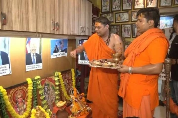டிரம்ப்-க்கு எதுவும் ஆகக்கூடாது கடவுளே..சிறப்பு பூஜை செய்து வழிபட்ட இந்து அமைப்பினர்!