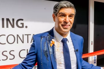 ரிஷி சுனக்கால் போகுமிடமெல்லாம் திட்டு வாங்கும் நபர்: ரிஷியைப் போலவே இருக்கும் யார் அவர்?