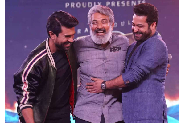 திடீரென துப்பாக்கியுடன் RRR படம் பார்க்க வந்த ரசிகர்- காவல்துறை செய்த அதிரடி காரியம் | Rrr Movie Fan With A Gun