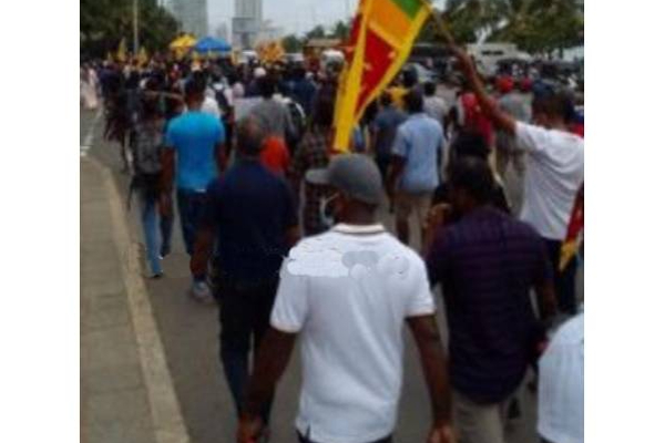 அலரிமாளிக்கைக்கு முன் இருந்த கூடாரத்தை அகற்றிய பொலிஸார்! | Police Remove Protests Tents Front Of Pm House
