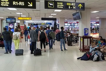 வெளிநாட்டிலிருந்து வந்த பெண்ணுக்கு கட்டுநாயக்க விமான நிலையத்தில் காத்திருந்த அதிர்ச்சி