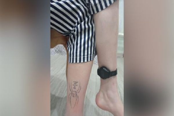 புடினை டாட்டூ மூலம் கடுப்பேத்திய இளம்பெண்ணிற்கு நேர்ந்த நிலை! | Teen With Tattoo Alludes To War In Russia