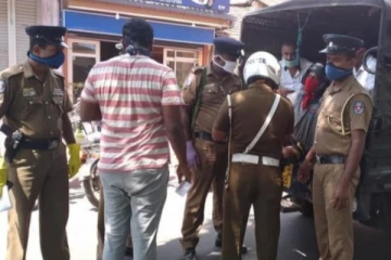 நடு வீதியில் வைத்து கைதான முன்னாள் பொலிஸ் அதிகாரி ; தமிழர் பகுதியில் சம்பவம்