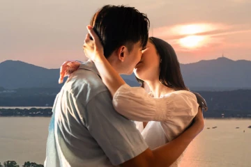 காதலியை 10 நிமிடம் முத்தமிட்டதால் காது கேளாமல் போன வாலிபர்! நடந்தது என்ன?