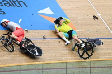 ප්‍රේක්ෂකයන් භීතියට පත්කර ක්‍රීඩකයන් සිහිසුන් කළ ඇඟ හිරිවැටෙන පා පැදි අනතුර