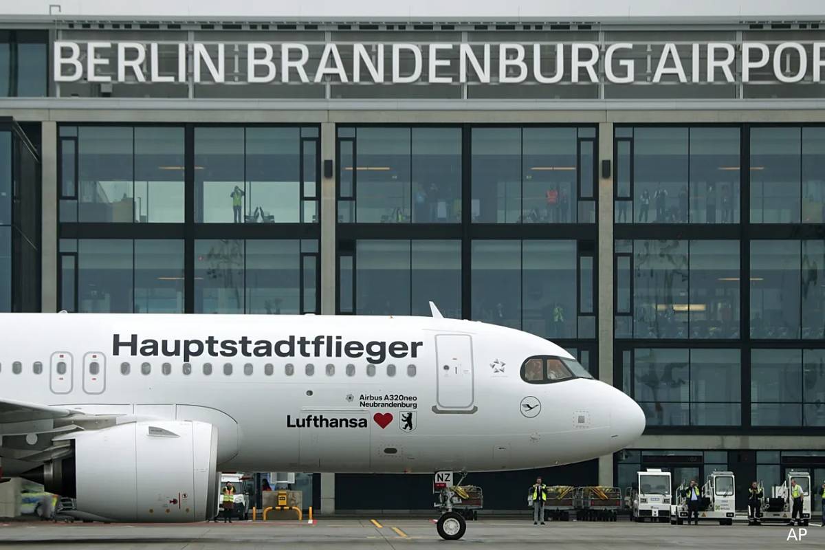 பெர்லின் விமான நிலையத்தில் தென்பட்ட மர்ம ட்ரோனால் பரபரப்பு | Berlin Airport Suspend Flights Over Drone Sighting பெர்லின் விமான நிலையத்தில் தென்பட்ட மர்ம ட்ரோனால் பரபரப்பு | Berlin Airport Suspend Flights Over Drone Sighting