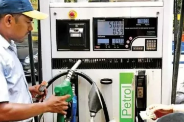 8 நாட்களுக்கு பிறகு குறைந்தது பெட்ரோல் விலை - எவ்வளவு தெரியுமா?