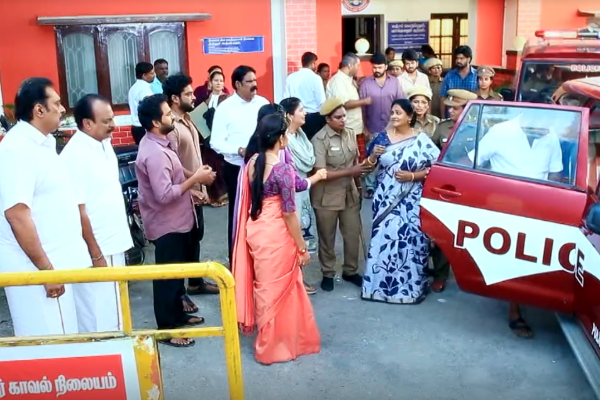 சிறையில் நெஞ்சு வலியால் துடித்த கோமதி.. பாண்டியன் ஸ்டோர்ஸ் குடும்பத்தின் நிலை என்ன | Pandian Stores Serial Gomathi Has Heart Attack சிறையில் நெஞ்சு வலியால் துடித்த கோமதி.. பாண்டியன் ஸ்டோர்ஸ் குடும்பத்தின் நிலை என்ன | Pandian Stores Serial Gomathi Has Heart Attack