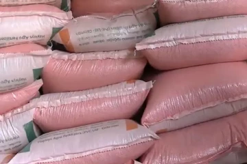 අම්පාරේදී බෑග් මාරු කළ පොහොර තොගයක් වටලයි