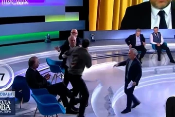 ரஷ்யா - உக்ரைன் விவகாரம்! - தொலைக்காட்சி நேரலையில் முகத்தில் குத்திய ஊடகவியலாளர் (Video)