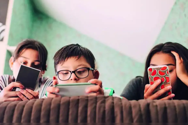 சிறார்களின் சமூக வலைதளக் கணக்குகளை நீக்காவிடில் 50 மில்லியன் அபராதம்; அதிரடி காட்டும் அவுஸ்திரேலியா | Australia Fines Children Social Media Accounts