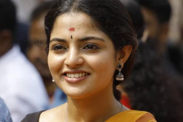 கோழிக்கு ஒரு நியாயம்!! பசுக்கு ஒரு நியாயமா? சர்ச்சையில் சிக்கிய நடிகை நிகிலா விமல்