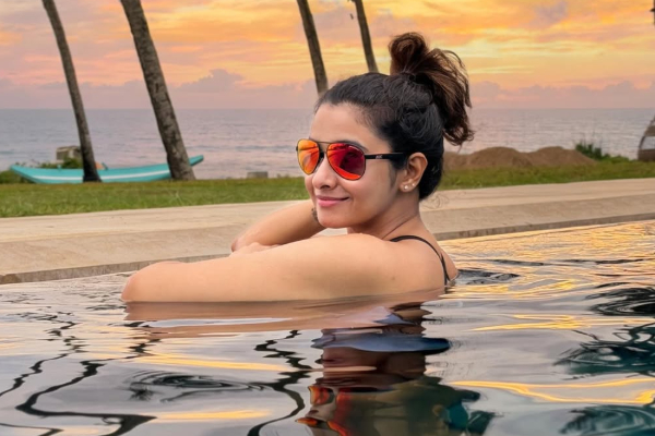 கடற்கரையில் ஹாயாக காத்து வாங்கும் நடிகை பிரியா பவானி சங்கர்... | Actress Priya Bhavani Shankar Post Sunset In Beach