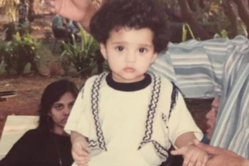 இந்த புகைப்படத்தில் இருக்கும் பிரபல நடிகை யார் தெரியுமா.. இதோ உள்ளே பாருங்க