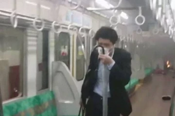 ரயிலில் ஜோக்கர் வேடத்தில் வந்து கண்மூடித்தனமாக தாக்குதல் நடத்திய நபர்