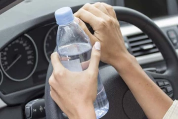 காரில் தண்ணீர் போத்தலை வைத்து செல்பவரா நீங்கள்? ஆபத்தான இந்த தவறை இனி செய்யாதீங்க